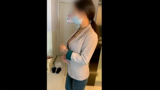 两个兴奋的男人和一个新女孩在Floripa狂野的三人行