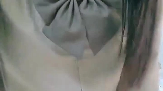 小胸部和大屁股在热辣的三人行中