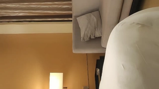被抓到偷窃并屈服于深空搜索,玛丽莲·约翰逊被失踪的珍珠项链激起欲火