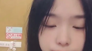 涂了油的阴部和剃光的阴毛的情色亚洲按摩