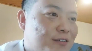 小胸部的少女被她的继兄弟舔和干她的阴部