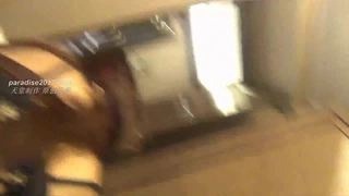 年轻的Ashley小母狗接受了一根大鸡巴并接受了内射