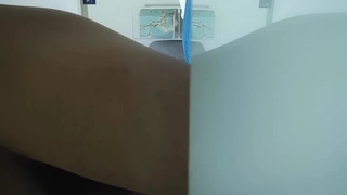 火烧岛【超刺激】楼道中出被邻居发现提裤子就跑！
