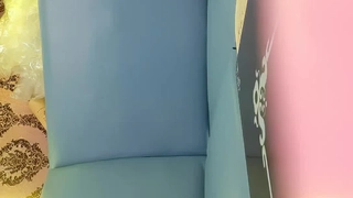 成熟和年轻的女同性恋在厨房柜台上分享穿孔的阴部