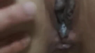 淫荡的少女在网络摄像头上用手指自慰,让你的快感燃烧起来