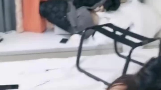 带着魅惑的乳房来到东京的下流乡下辣妹的轻飘飘柔软的H罩杯！Boin「新山ちなつ」Box