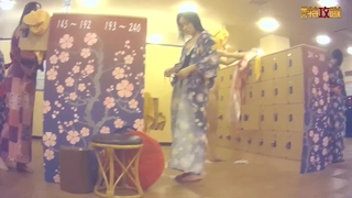 英国小胸部少女被手指插入阴道并被操