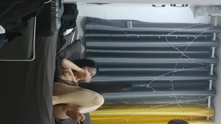 細身の黒髪少女が白髪おじさんと濃厚バックハメ