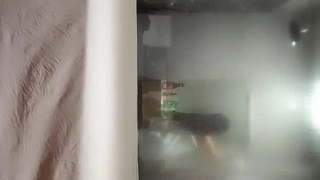 年轻的金发继女和朋友给继父一个热辣的口交