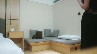 公交车后车座的疯狂的做经过电影两个人的快乐