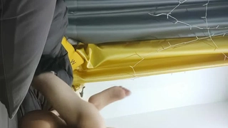 【姐姐来了】，健身房换衣间，偷偷塞跳蛋自慰，极品身材运动美感，骚逼水多