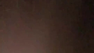 青少年情侣和一对兄弟变得古怪